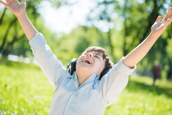 Junge genießt Musik — Stockfoto