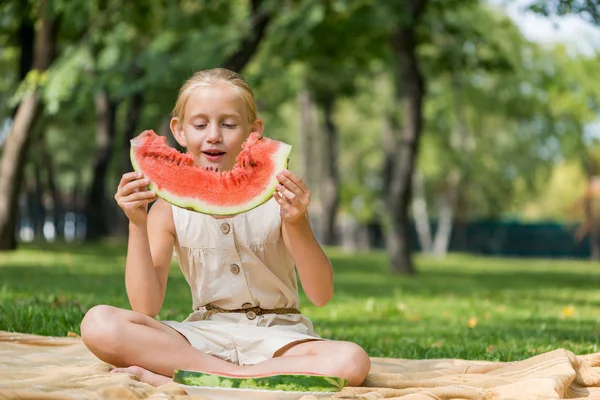 Niño con rebanada de sandía — Foto de Stock