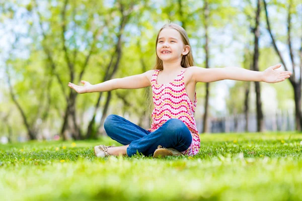 Fille dans le parc — Photo