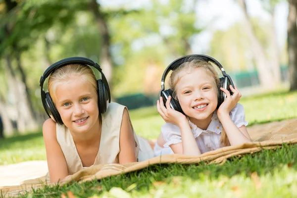 Girls enjoying music — Stock Photo, Image