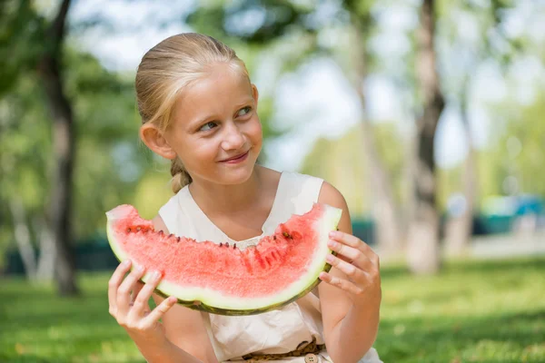 Kind mit Wassermelonenscheibe — Stockfoto