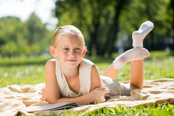 Sommaren helgen i park — Stockfoto