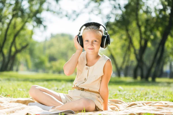 Fille appréciant la musique — Photo