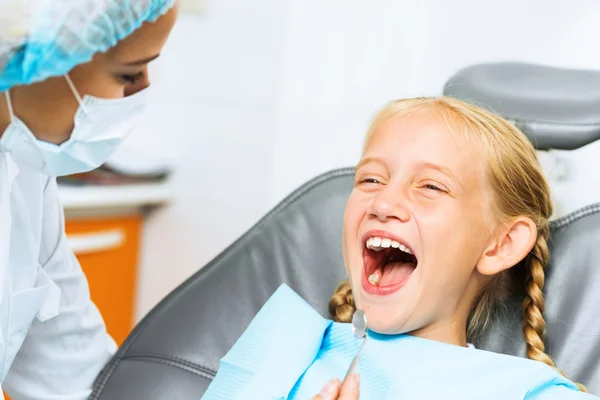 Dentista a inspecionar paciente — Fotografia de Stock