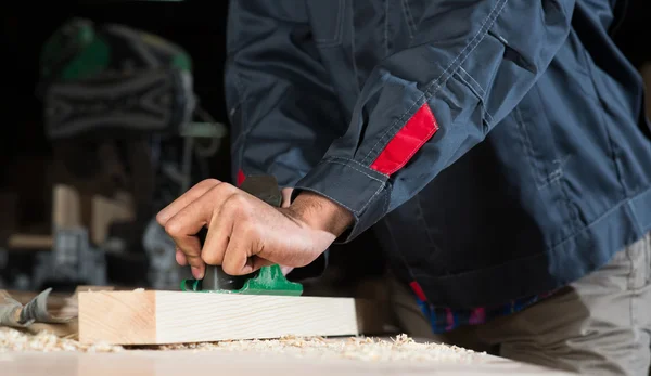 Falegname al lavoro — Foto Stock