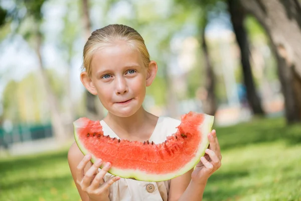 Kind mit Wassermelonenscheibe — Stockfoto