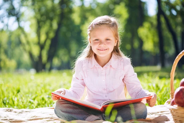 Doce menina no parque — Fotografia de Stock