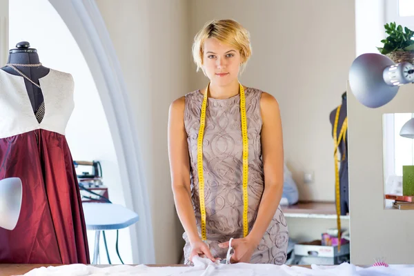 Couturière en atelier studio — Photo