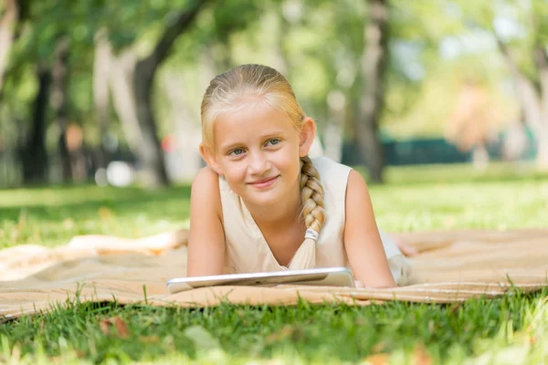 Kind im Park auf Decke liegend — Stockfoto