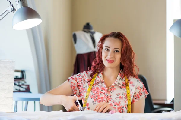 Kleermaker vrouw aan het werk — Stockfoto