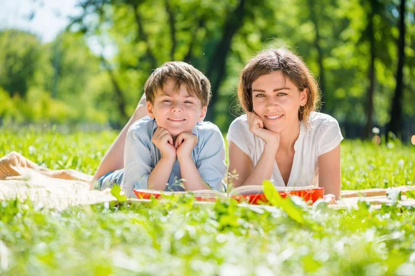 Familie im Park — Stockfoto