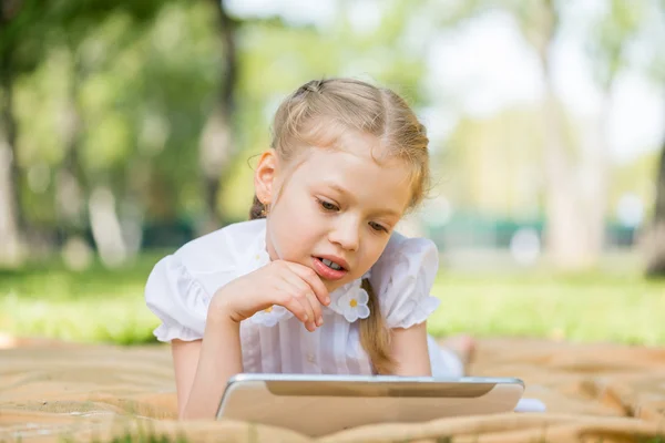 Girl in summer park — Stock Photo, Image