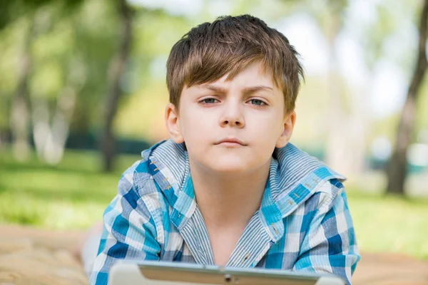 Niño en el parque de verano — Foto de Stock