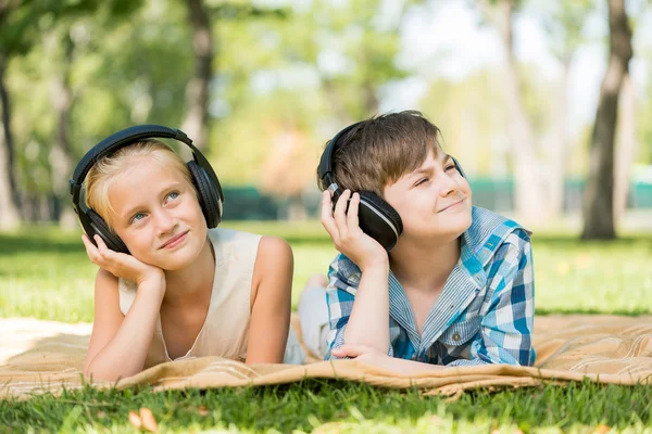 Enfants portant des écouteurs — Photo