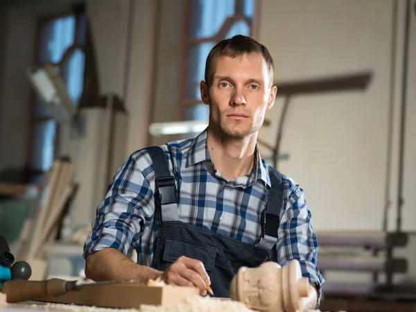 Falegname al lavoro — Foto Stock