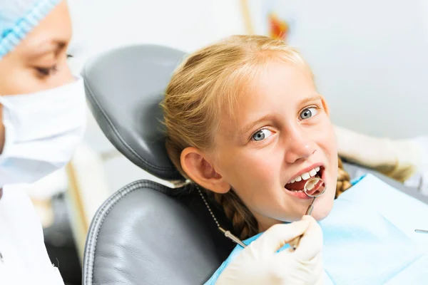 Dentista a inspecionar paciente — Fotografia de Stock