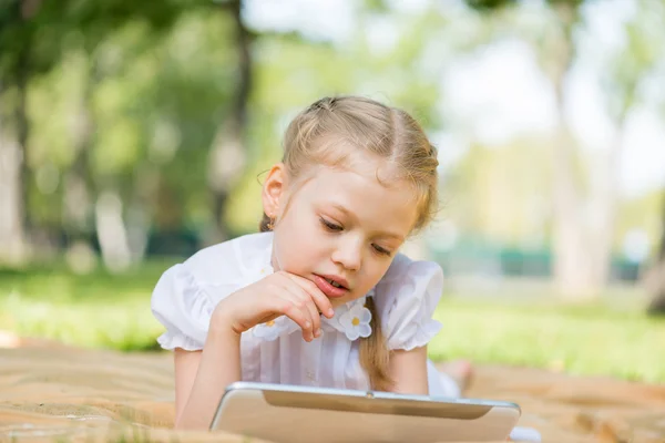 Girl in summer park — Stock Photo, Image