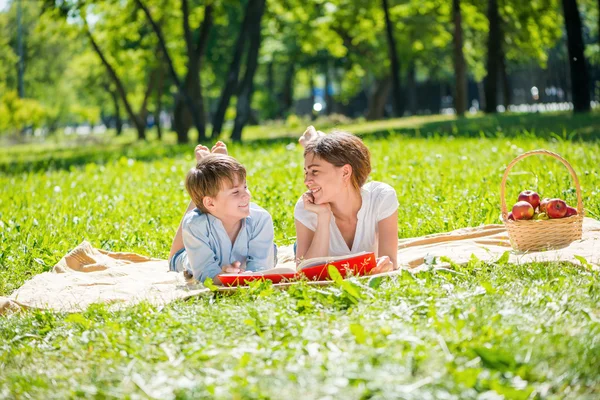 Familjen på park — Stockfoto