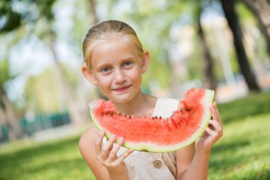Karpuz dilimi ile çocuk