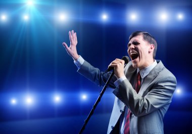 işadamı mikrofon ile