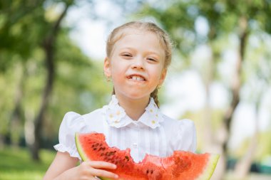 Karpuz dilimi ile çocuk