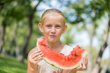 Karpuz dilimi ile çocuk