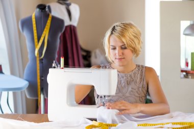 iş yerinde bir terzi