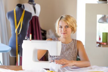 iş yerinde bir terzi