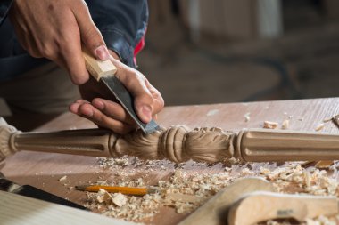 iş yerinde bir marangoz