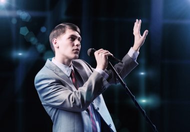 işadamı mikrofon ile