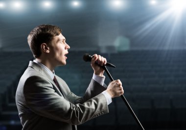 işadamı mikrofon ile