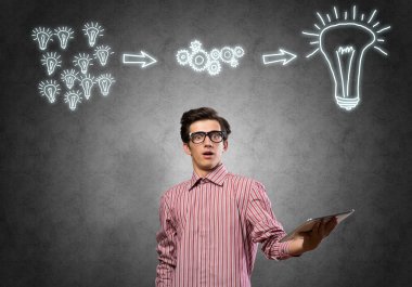 Tablet kullanan adam