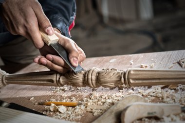 iş yerinde bir marangoz