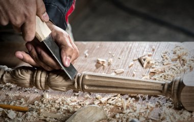 iş yerinde bir marangoz