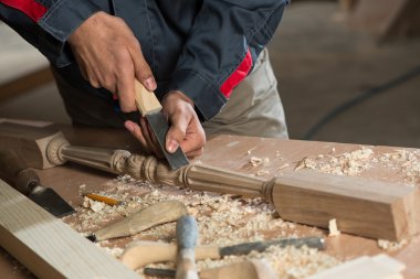 iş yerinde bir marangoz