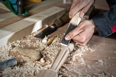 iş yerinde bir marangoz