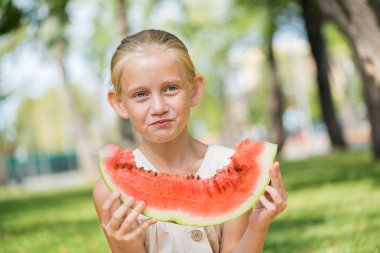 Karpuz dilimi ile çocuk