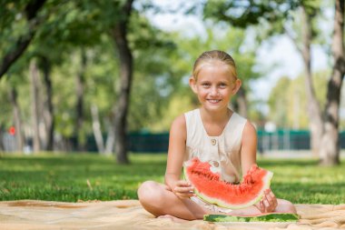 Karpuz dilimi ile çocuk