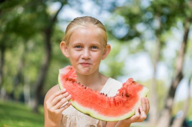 Karpuz dilimi ile çocuk