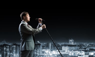 işadamı mikrofon ile