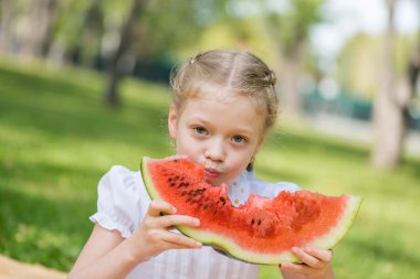 Karpuz dilimi ile çocuk