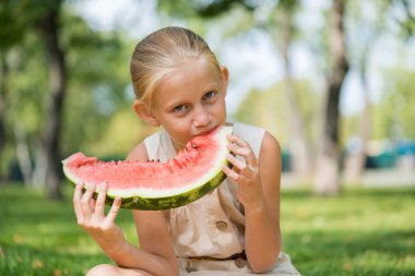 Karpuz dilimi ile çocuk