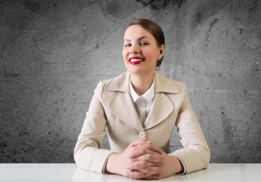 iş kadını gülümseyen