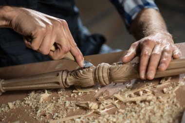 iş yerinde bir marangoz