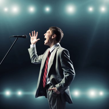 işadamı mikrofon ile