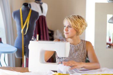 iş yerinde bir terzi