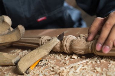 iş yerinde bir marangoz