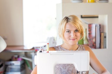 iş yerinde bir terzi