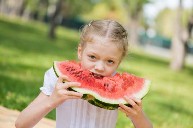 Karpuz dilimi ile çocuk