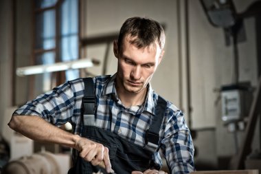 iş yerinde bir marangoz